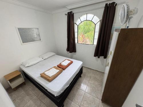 Ένα ή περισσότερα κρεβάτια σε δωμάτιο στο Casa de 2 andares no caiçara proximo ao Mineirão