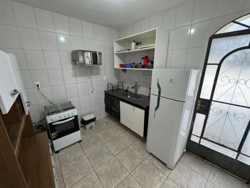 Η κουζίνα ή μικρή κουζίνα στο Casa de 2 andares no caiçara proximo ao Mineirão