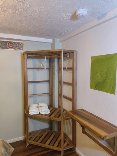 a room with a wooden bunk bed with towels at Posada Los Olivos in Baños