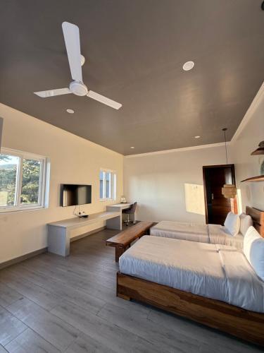 Postel nebo postele na pokoji v ubytování Sacred Grove Resort Sohra