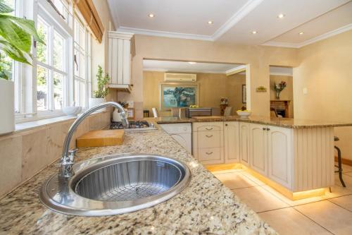 eine Küche mit Spüle und Arbeitsplatte in der Unterkunft Constantia Retreat with Pool & Garden in Doordrift