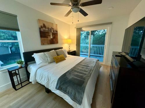 Una cama o camas en una habitación de 2 King Master with en-suite Bath-Pet Friendly