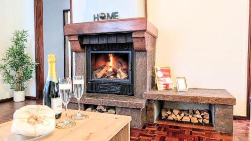 un camino in soggiorno con una bottiglia di vino di Villa Herédia - 5 min form the beach a Ribeira Brava
