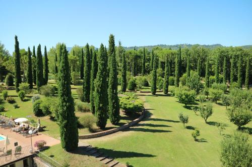 an aerial view of a park with trees at Agriturismo La Sovana in Sarteano
