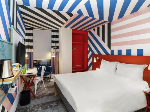 a hotel room with a bed and a desk at ibis Styles Warszawa Centrum in Warsaw