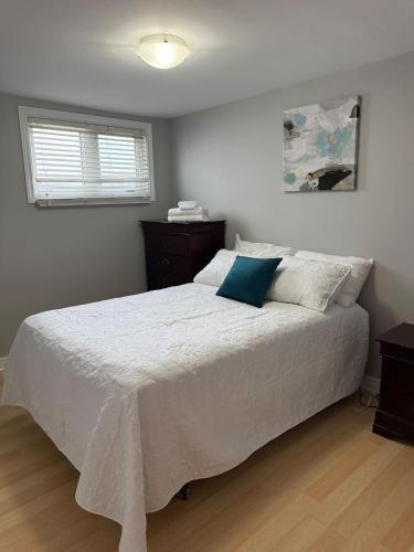 Postel nebo postele na pokoji v ubytování Airport Manor Unit 1 - 2 Bedroom Apartment