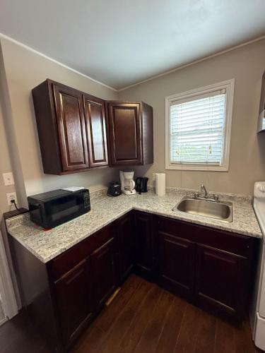 Kuchyň nebo kuchyňský kout v ubytování Airport Manor Unit 4, 2 Bedroom Apartment