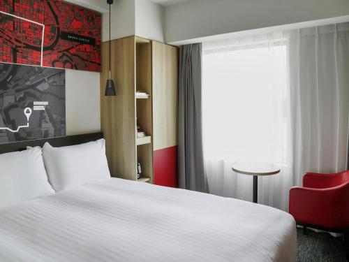 Postel nebo postele na pokoji v ubytování ibis Osaka Umeda