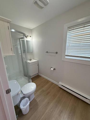 Vannituba majutusasutuses Airport Manor Unit 2, 2 Bedroom Apartment