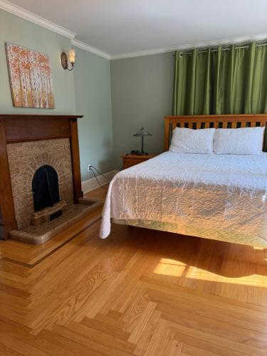 Postel nebo postele na pokoji v ubytování Midstream Manor Unit 5 - 1 Bedroom Apartment