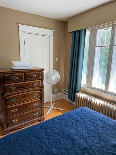 Postel nebo postele na pokoji v ubytování Midstream Manor Unit 2 - 2 Bedroom Apartment