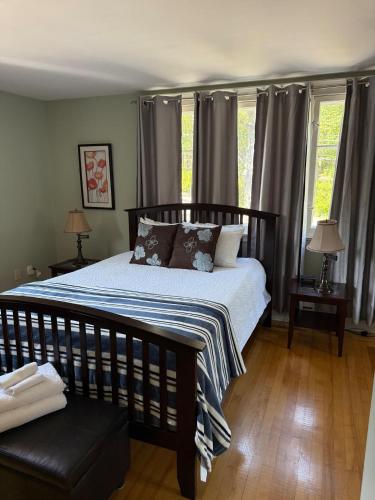 Postel nebo postele na pokoji v ubytování Midstream Manor Unit 7 - 2 Bedroom Apartment