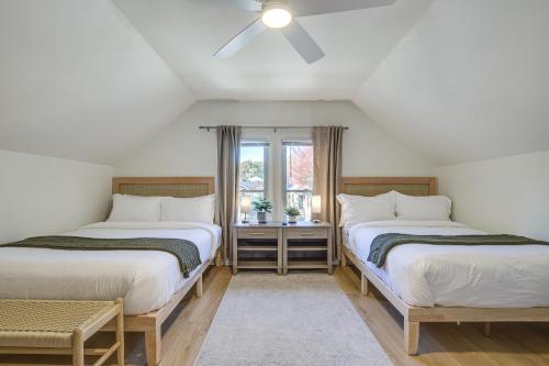 Ένα ή περισσότερα κρεβάτια σε δωμάτιο στο Shop, Dine and Unwind Oak Park Home with Private Yard