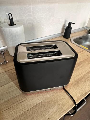 a toaster oven sitting on top of a kitchen counter at Apartamento Barão in Amora