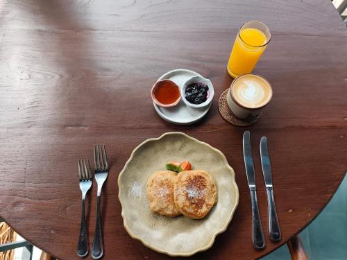 een tafel met een bord eten en een kopje koffie bij Living Ubud in Ubud