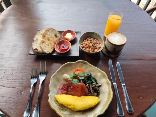 een tafel met een bord eten en een bord brood bij Living Ubud in Ubud