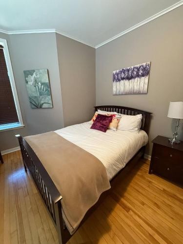 Postel nebo postele na pokoji v ubytování Westmount Manor Unit 1 - 2 Bedroom Apartment