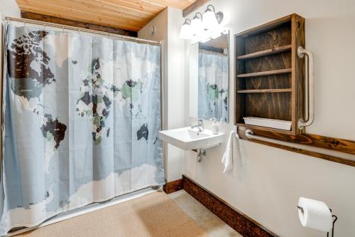 Koupelna v ubytování 3 Blocks to Dtwn! Cozy Sedro-Woolley Retreat!