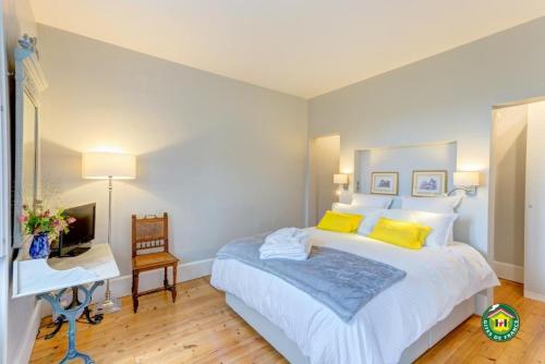 ein Schlafzimmer mit einem Bett, einem Schreibtisch und einem Fernseher in der Unterkunft Vue sur chantilly in Chantilly