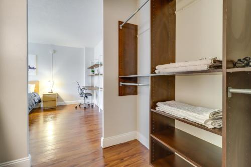 Postel nebo postele na pokoji v ubytování Central Location! Extended Stay Studio with Parking