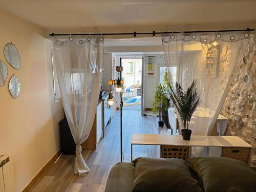 una sala de estar con un sofá y una mesa en La Grotte Provençale à Sisteron, en Sisteron