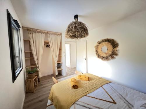 een slaapkamer met een bed met twee teddyberen erop bij Maison avec terrasse en bois et piscine in Varaire