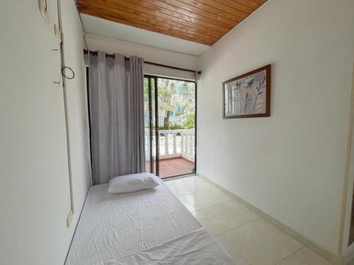 En eller flere senge i et værelse på Plaza Blanca 2 cabaña en el Santorini Colombiano