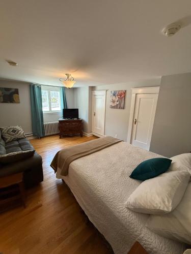 Ένα ή περισσότερα κρεβάτια σε δωμάτιο στο Midstream Manor Unit 3 - Studio