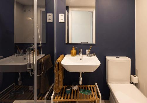 een badkamer met een witte wastafel en een toilet bij Yugo Terrassa Can Telar in Terrassa