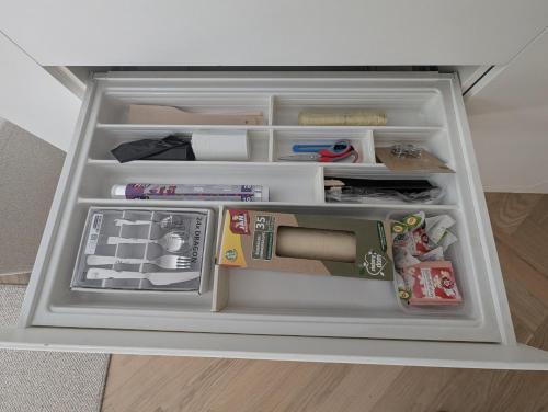 Un refrigerador vacío con la puerta abierta en una habitación. en Rakietników vintage condo, en Varsovia