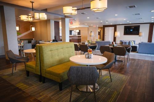 Posezení v ubytování Holiday Inn & Suites Houston NW - Willowbrook by IHG