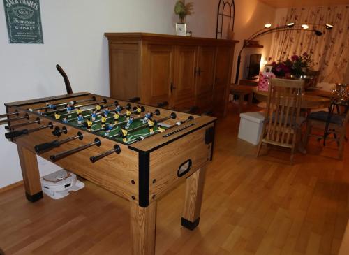 Billardbord på Family-friendly oasis with sauna & terrace