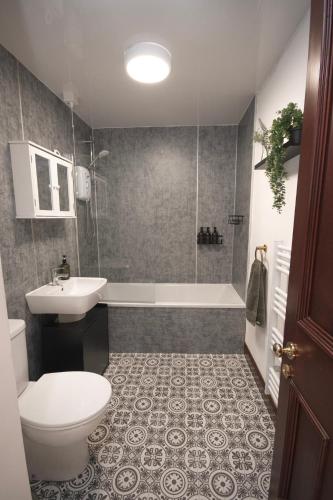 Un baño de Modern West End Gem