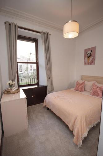 Una cama o camas en una habitación de Modern West End Gem