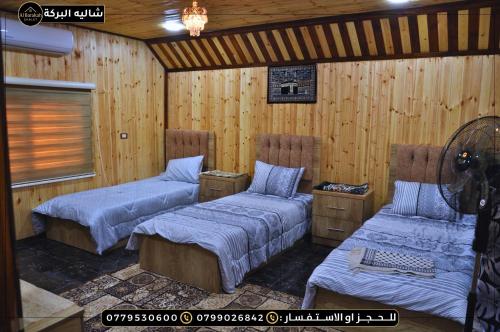 Postel nebo postele na pokoji v ubytování شاليه وكوخ البركه Albarakah chalets