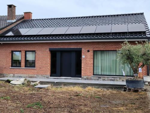 シント・トロイデンにあるVerliefd in Brustemの太陽光パネル群家