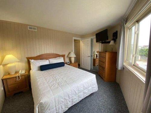 En eller flere senge i et værelse på Salty Sisters