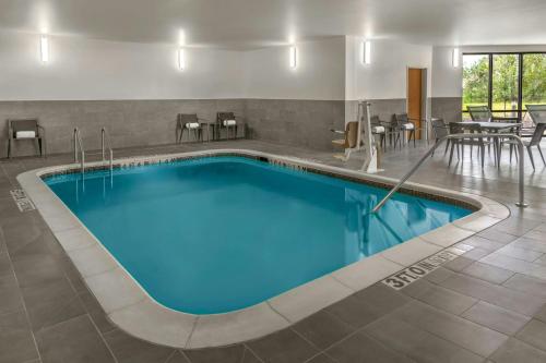 a pool with blue water in a hotel room at Courtyard by Marriott Sherman in Sherman