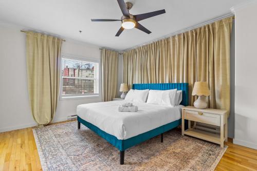 Postel nebo postele na pokoji v ubytování Duckworth King Queen Sub Pent Harbour Vw