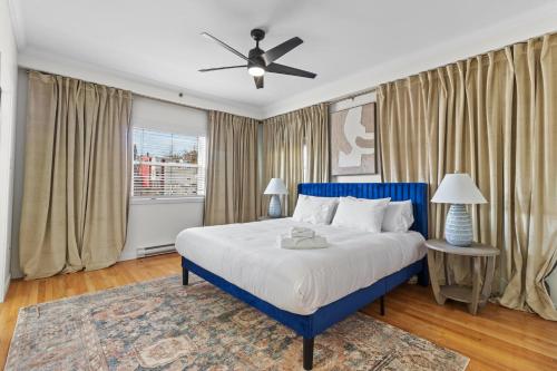 Postel nebo postele na pokoji v ubytování Duckworth 2 Kings Penthouse Harbour Vws