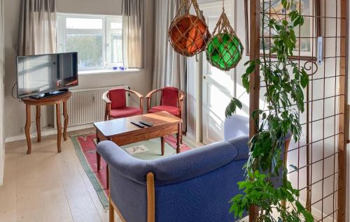 Et tv og/eller underholdning på 2 Bedroom Stunning Home In Lemvig