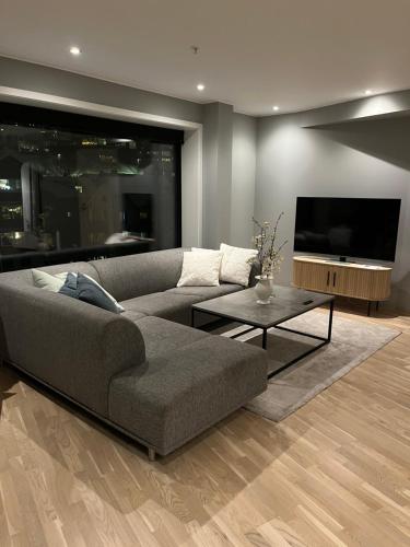 TV a/nebo společenská místnost v ubytování City Center 7th Floor Apartement with Beautiful View 2 bedroom Free parking