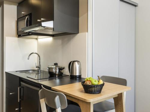 Kuchyň nebo kuchyňský kout v ubytování Aparthotel Adagio access Palaiseau Saclay