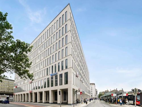 ブレーメンにあるibis budget Bremen City Centerの街の通りにある大きな白い建物