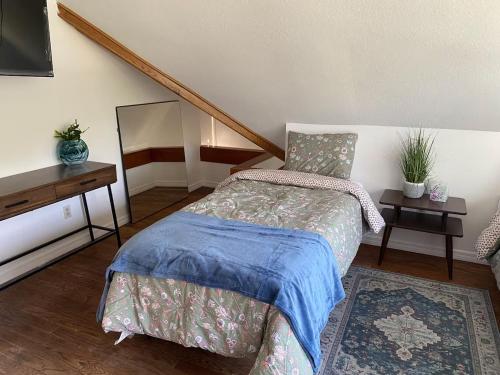 Ένα ή περισσότερα κρεβάτια σε δωμάτιο στο Private Backyard • Drive to Disney