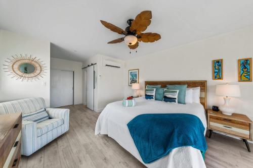 ein Schlafzimmer mit einem großen Bett und einer Couch in der Unterkunft The Blue Iguana at Cottages in Sand Bluff