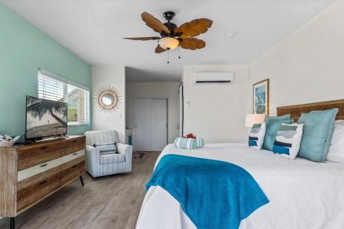 ein Schlafzimmer mit einem Bett und einem Deckenventilator in der Unterkunft The Blue Iguana at Cottages in Sand Bluff