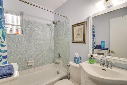 Koupelna v ubytování Gateway to the Everglades! Tropical Jungle Cottage