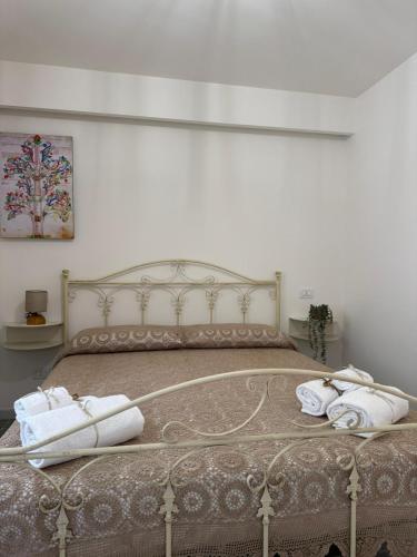 een slaapkamer met een bed met handdoeken erop bij Guest House Teresina in San Giovanni in Fiore