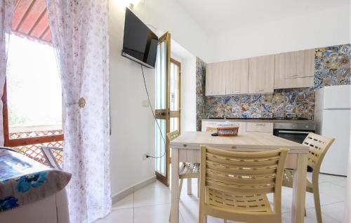 eine kleine Küche mit Tisch und ein Esszimmer in der Unterkunft 1 Bedroom Awesome Apartment In Casal Velino in Castellammare di Velia